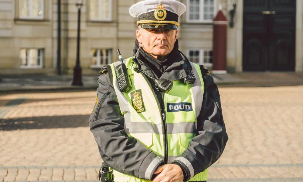 Δανία: Δικαστήριο καταδίκασε άντρα σε φυλάκιση που έβηξε σε αστυνομικό